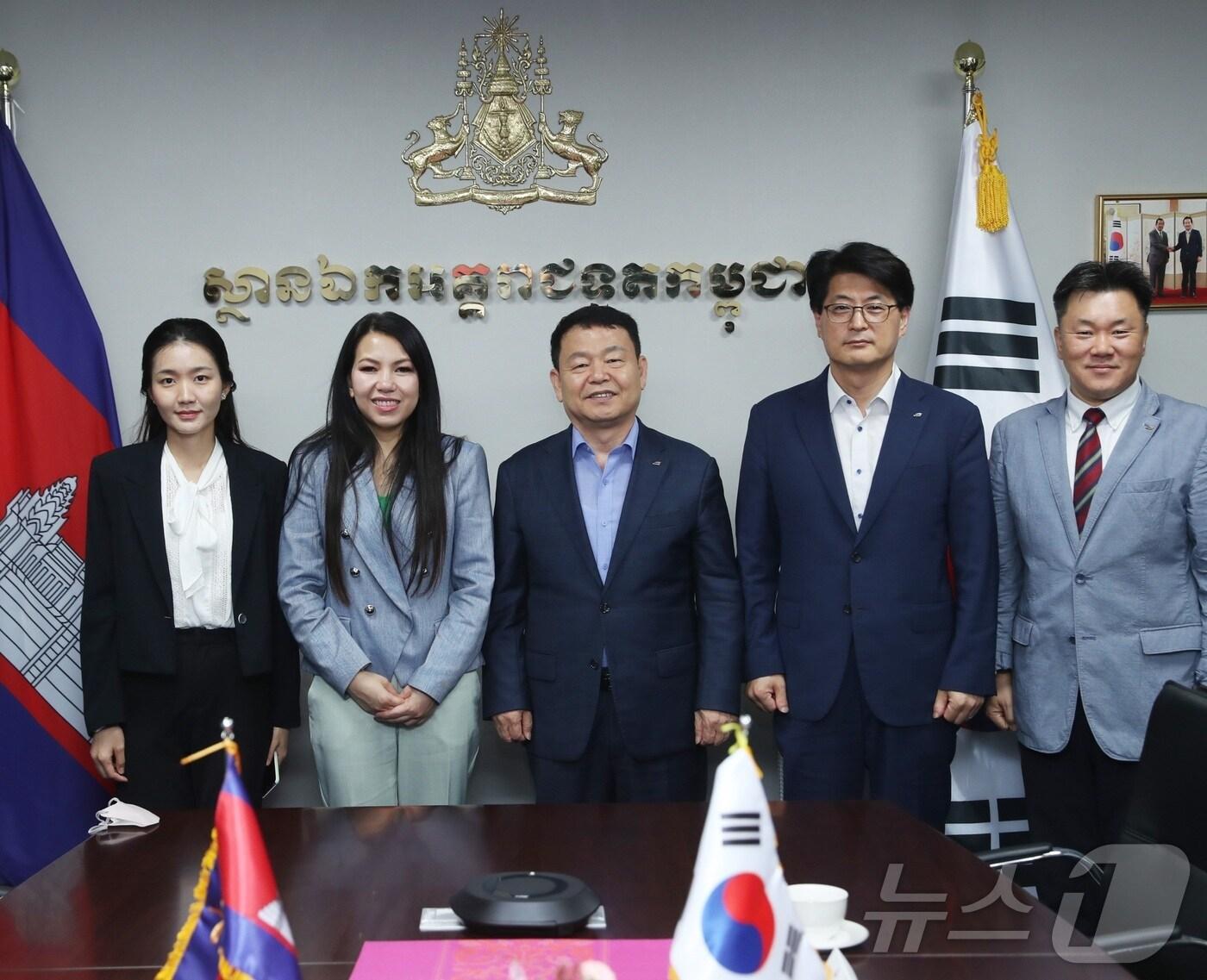 본문 이미지 - 윤석대 한국수자원공사 사장&#40;가운데&#41;이  찌링 보퉁 랑세이&#40;왼쪽 두번째&#41; 대사를 만나 물·에너지·도시 분야를 중심으로 양국의 협력 강화 방안을 논의한 뒤 기념촬영을 하고 있다. &#40;한국수자원공사 제공&#41;/뉴스1