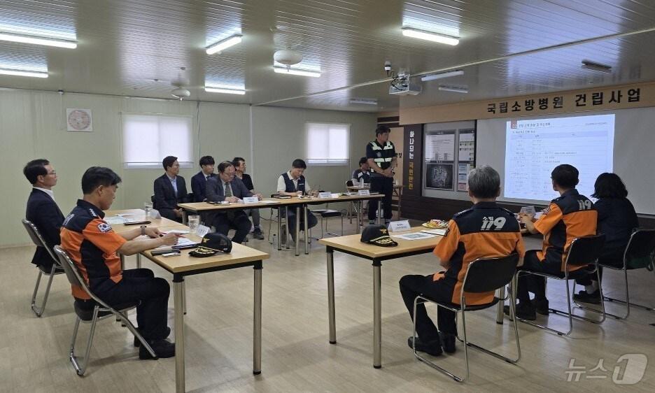 본문 이미지 -  18일 조병옥 충북 음성군수가 허석곤 소방청장에게 국립소방병원 산부인과 분만실 설치를 건의했다. 사진은 국립소방병원 건립 추진상황 브리핑.&#40;음성군 제공&#41;2024.7.18/뉴스1