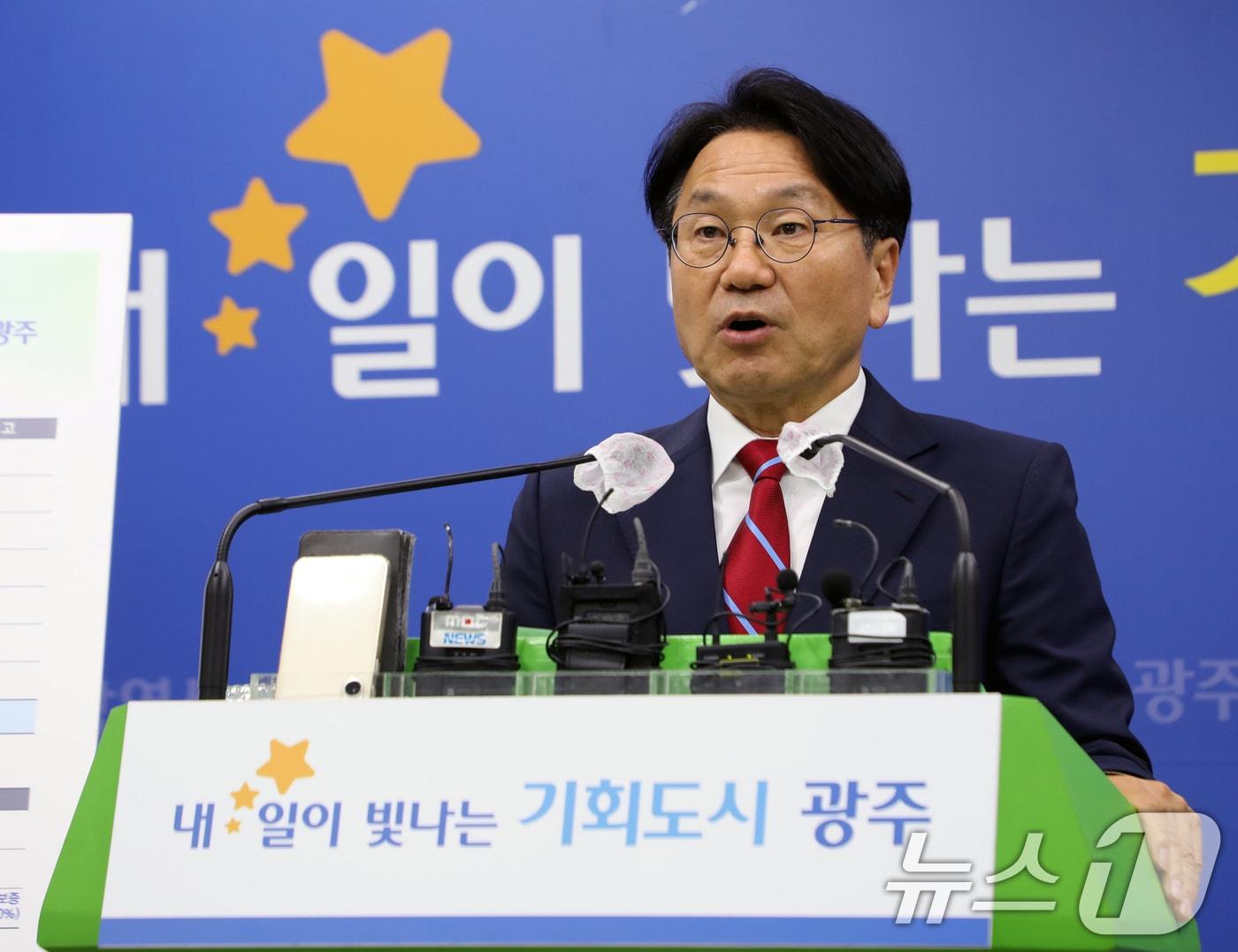 본문 이미지 - 강기정 광주광역시장이 18일 시청 브리핑실에서 기자회견을 열고 전방·일신방직부지 도시계획·건축 공동위원회 결과와 향후 추진계획을 발표하고 있다. 2024.7.18/뉴스1 ⓒ News1 이수민 기자