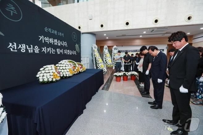 본문 이미지 - 서거석 전북교육감이 18일 서이초 교사 순직 1주년을 맞아 전북교육청 1층에 마련된 추모공간을 방문, 고인을 추모했다.(전북교육청 제공)/뉴스1