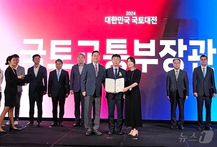 본문 이미지 - 18일 여이도 콘래드호텔에서 열린 '2024 대한민국 국토대전'에서 고양시 관계자들이 특별부문 국토부장관상을 수상하고 있다. (고양시 제공)