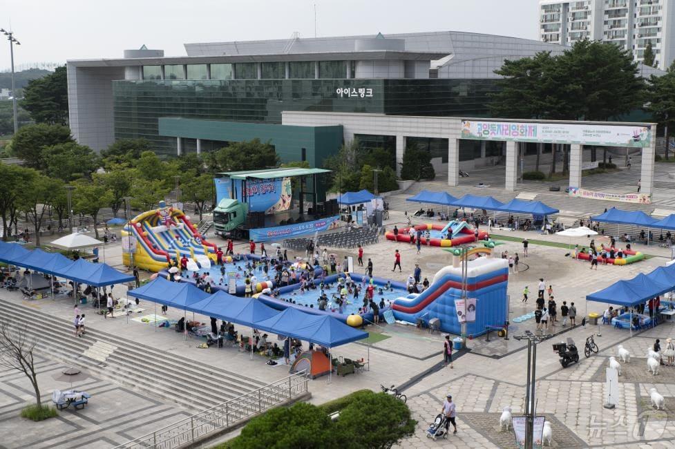 본문 이미지 - 지난해 고양 어울림누리 광장에서 열린 '물놀이음악회' 행사장. (고양문화재단 제공)