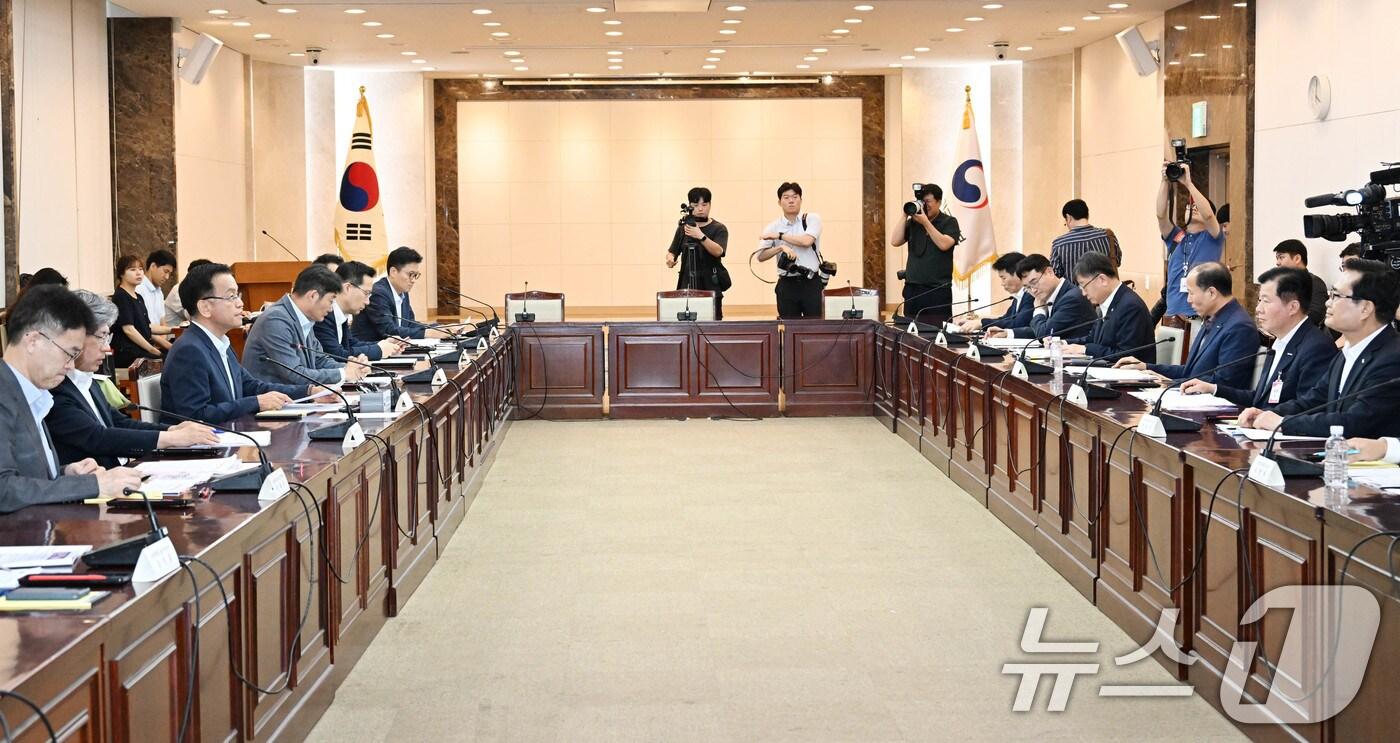 본문 이미지 - 최상목 경제부총리 겸 기획재정부 장관이 18일 오후 서울 종로구 정부서울청사에서 열린 '소상공인 자영업자 종합대책 전달체계 점검회의'를 주재하고 있다. (기획재정부 제공) 2024.7.18/뉴스1