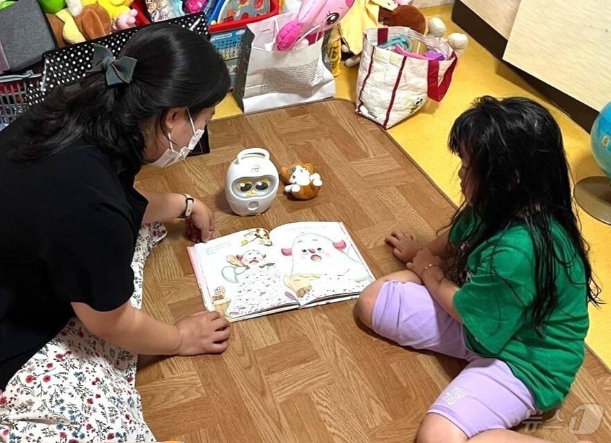 본문 이미지 - 장성군립중앙도서관이 다문화가정을 대상으로 책 읽어주는 로봇을 운영하고 있다.(장성군 제공)2024.7.18./뉴스1