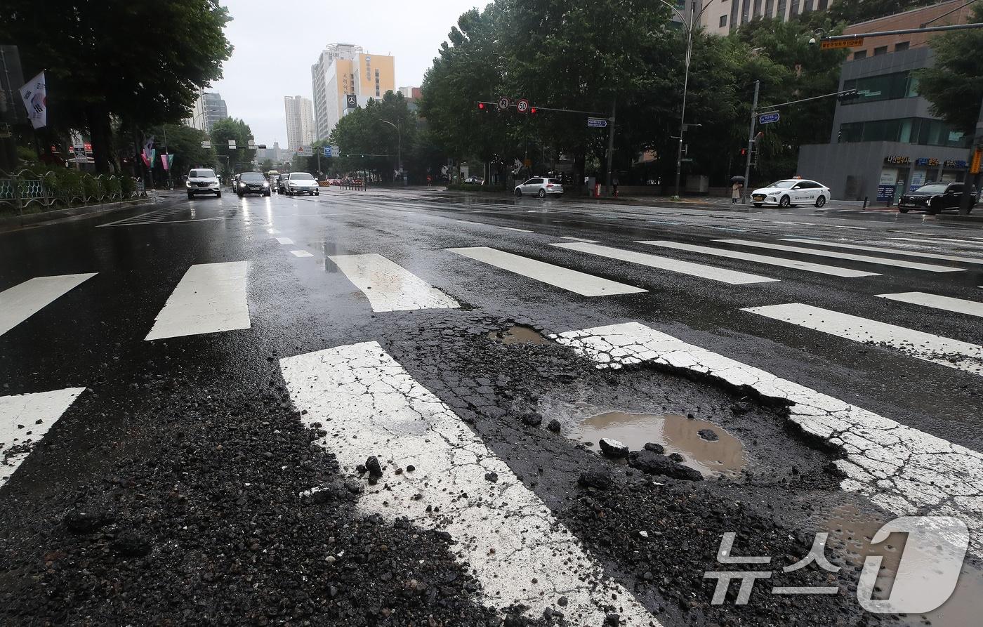 본문 이미지 - 포트홀/뉴스1 DB