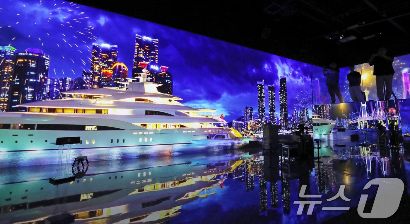 18일 오후 부산 영도구 '아르떼뮤지엄 부산'에서 열린 개관식에서 참석자들이 미디어아트 전시관을 둘러보고 있다.  2024.7.18/뉴스1 ⓒ News1 윤일지 기자