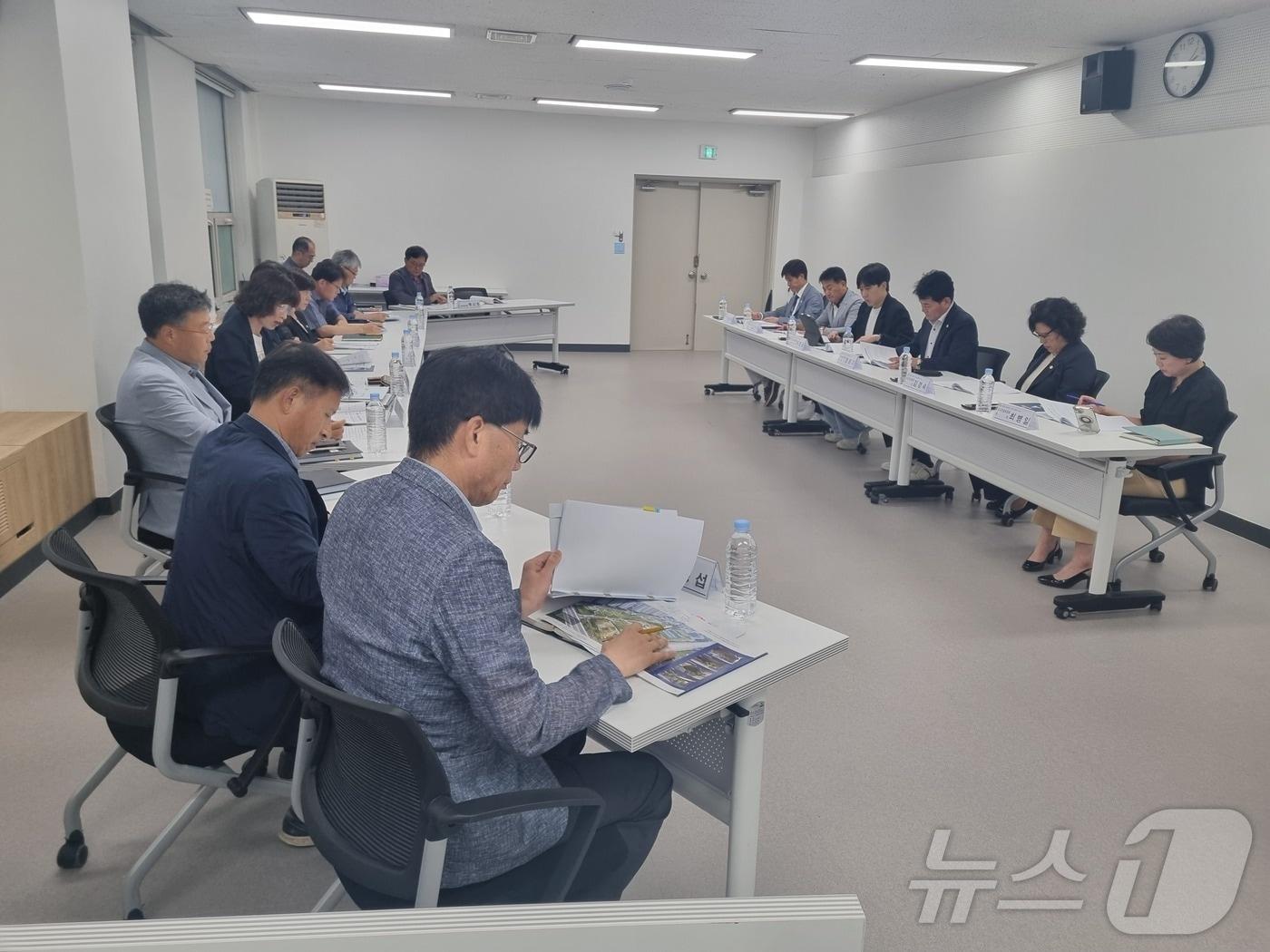 본문 이미지 - 경기 안양시의회 도시건설위원회가 18일 의회 내 시민토론방에서 시 집행부와 현안사항 간담회를 가졌다.(안양시의회 제공)/