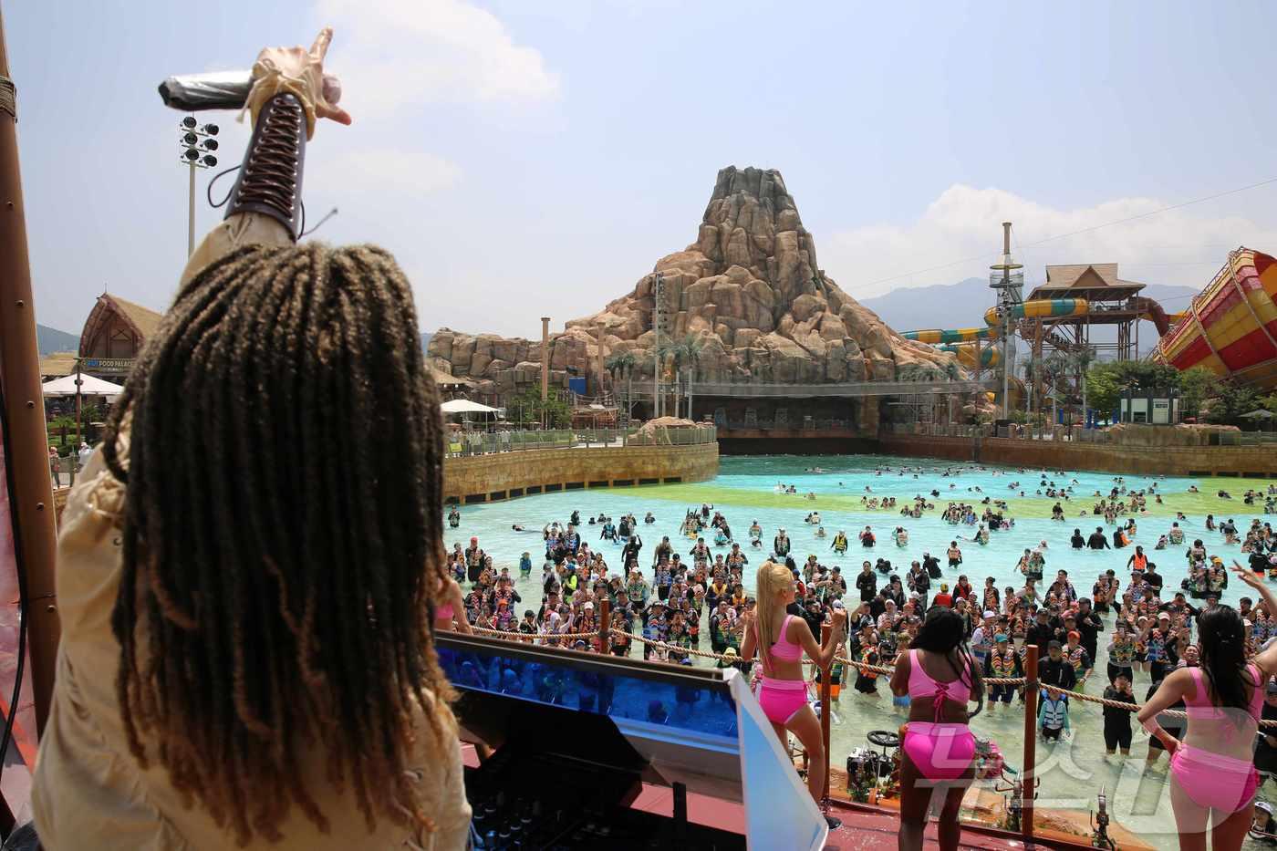 롯데워터파크 시즌 공연 자이언트 뮤직 웨이브.(롯데워터파크 제공)