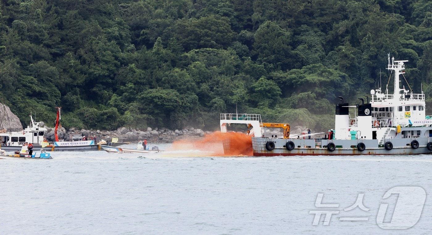 지난해 전남 고흥 우두해역에서 실시된 민관경 합동 적조 대응 모의훈련(전남도 제공))ⓒ News1 전원 기자