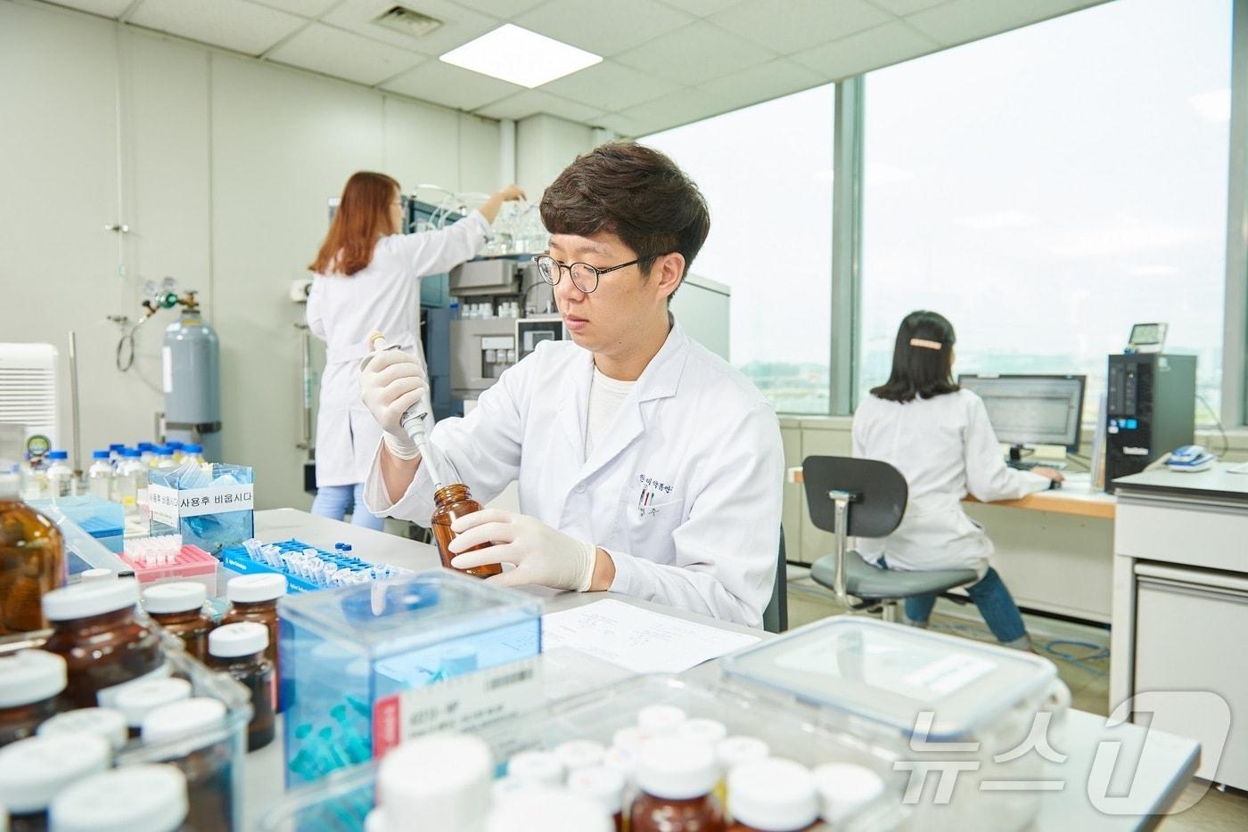 본문 이미지 - 한미약품 연구원이 후보물질 품질 연구를 하고 있다.(한미약품 제공)/뉴스1 ⓒ News1