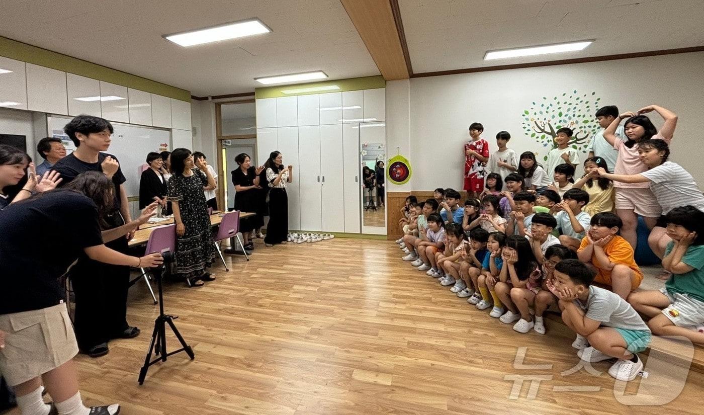 광주시교육청이 졸업생이 적은 소규모 학교 졸업앨범 제작을 지원하고자 전남대 미디어커뮤니케이션학과와 재능기부로 앨범 제작을 하고 있다.(광주시교육청 제공)2024.7.18./뉴스1