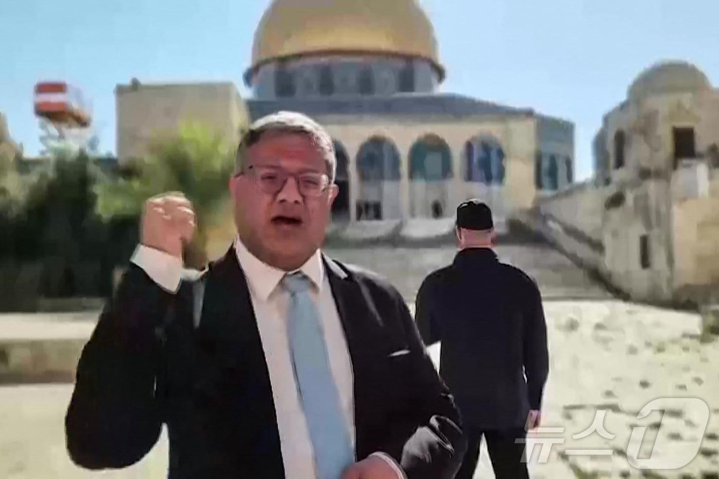 이스라엘 극우 각료인 이타마르 벤 그리브 국가안보부 장관이 17일&#40;현지시간&#41; 예루살렘 성전산위 알 아크사 사원을 방문하는 동영상이 공개됐다. 2024.07.18 ⓒ AFP=뉴스1 ⓒ News1 장시온기자 자