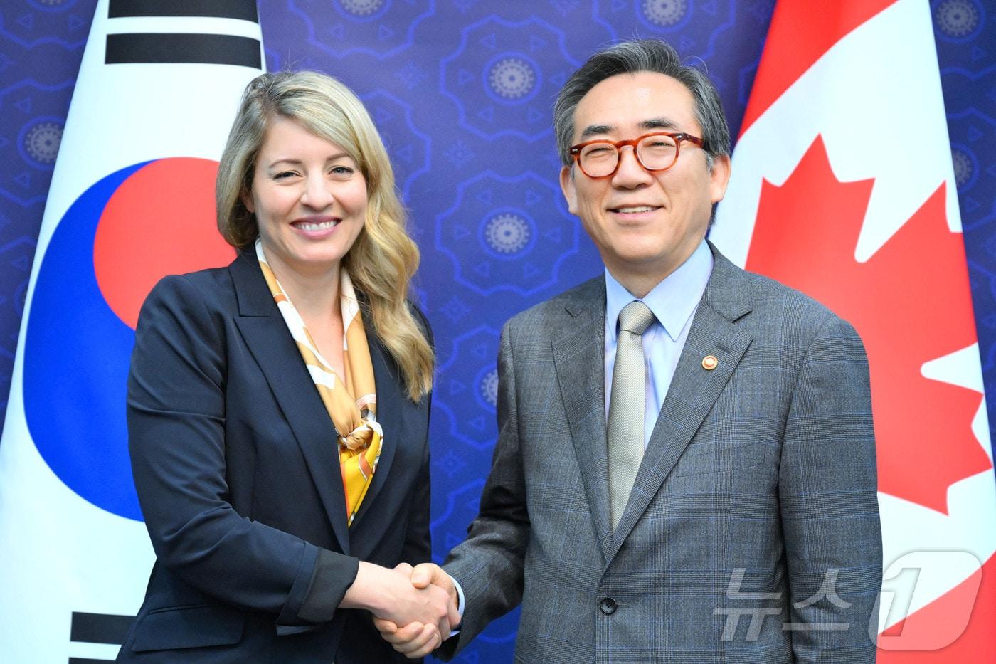  조태열 외교부 장관과 멜라니 졸리 캐나다 외교장관이 18일 서울 종로구 외교부 청사에서 열린 한-캐나다 외교장관 회담에서 기념촬영을 하고 있다. 2024.7.18 (외교부 제공)