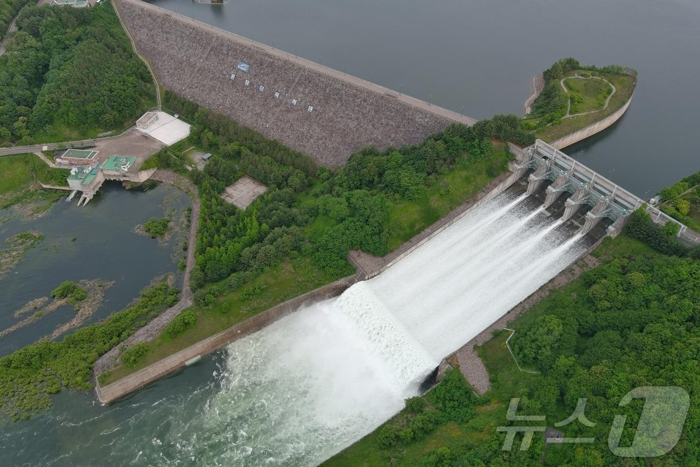 본문 이미지 - 지난 5월 수문이 개방된 용담댐 전경,.(용담댐지사 제공)/ 뉴스1 ⓒ News1 