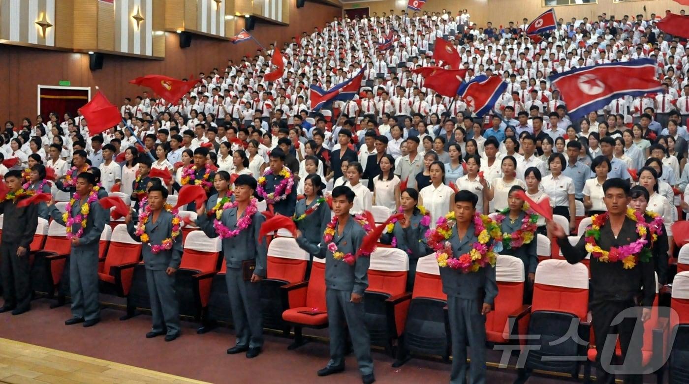 본문 이미지 - (평양 노동신문=뉴스1) = 북한 노동당 기관지 노동신문은 19일 "자강도와 함경북도 청년들이 사회주의 건설의 중요전구들로 탄원(자원)했다＂라고 보도했다. [국내에서만 사용가능. 재배포 금지. DB 금지. For Use Only in the Republic of Korea. Redistribution Prohibited] rodongphoto@news1.kr