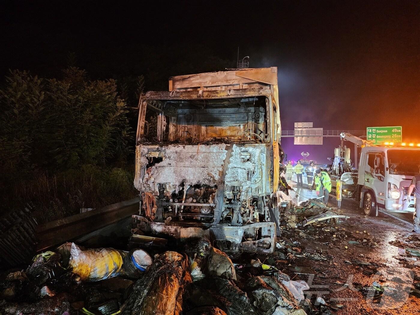 본문 이미지 - 영동 경부고속도로 택배차 화재 현장(영동소방서 제공).2024.7.19/뉴스1 