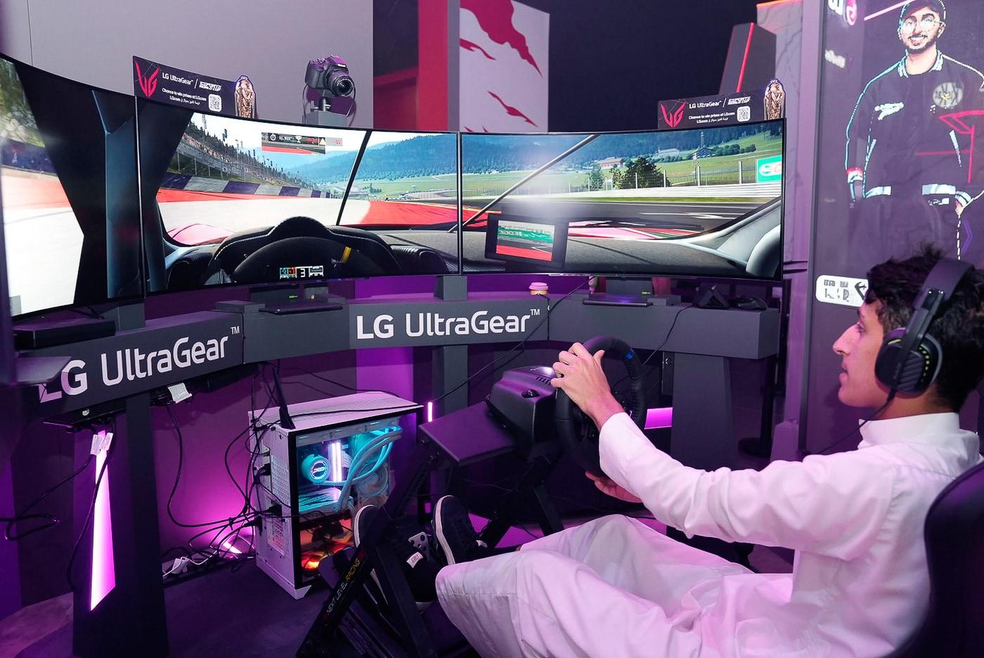 본문 이미지 - e스포츠 월드컵 행사장 곳곳에 마련된 체험 부스에서 방문객들이 LG 울트라기어 게이밍 모니터로 게임을 즐기는 모습(LG전자 제공). ⓒ 뉴스1