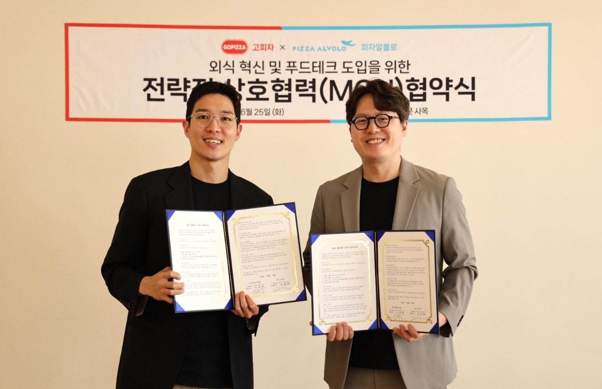 본문 이미지 - 협약식에 참석한 고피자 임재원 대표(좌)와 피자 알볼로 이재욱 대표. (고피자 제공)