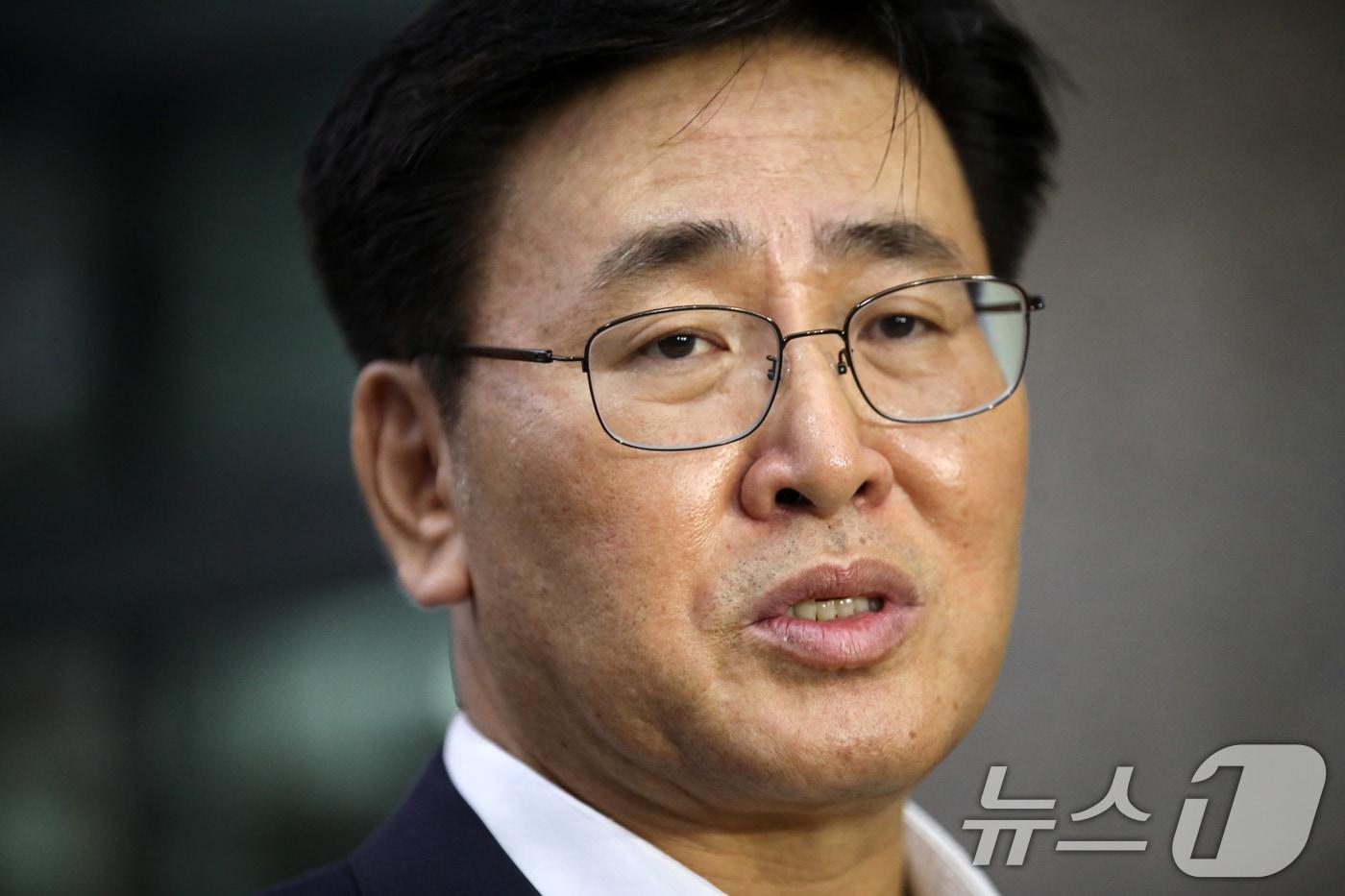 본문 이미지 - 유상임 과학기술정보통신부 장관 후보자가 19일 오전 서울 종로구 광화문우체국에 마련된 청문회 준비 사무실로 들어서며 취재진의 질의에 답변하고 있다. 2024.7.19/뉴스1 ⓒ News1 이승배 기자