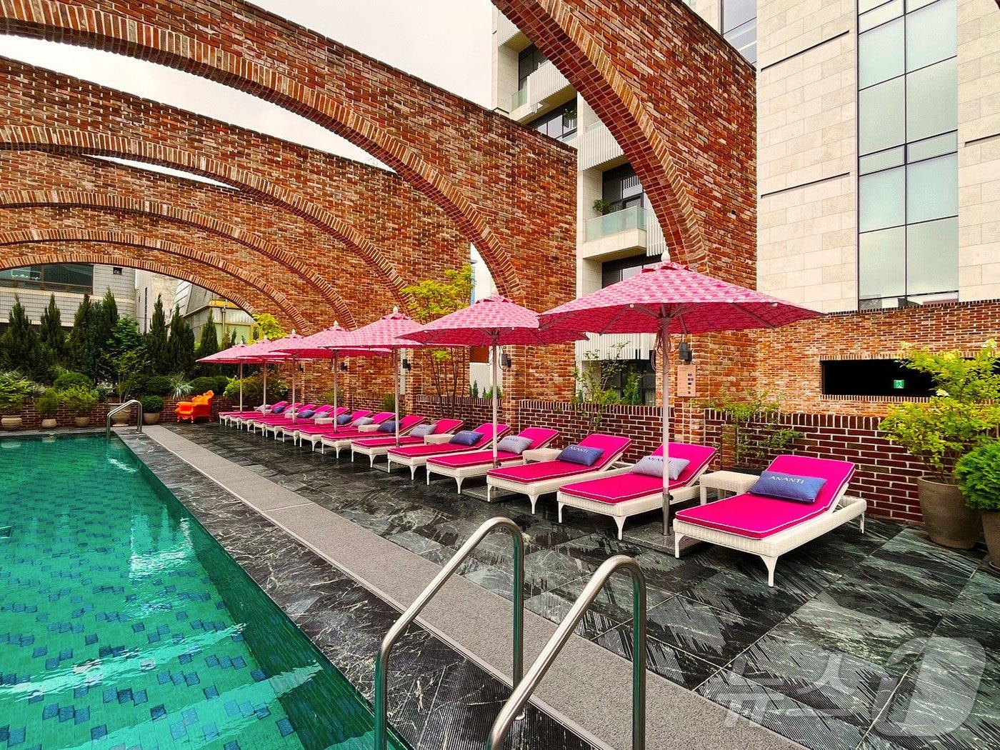 본문 이미지 - '러브 인 아난티' 캠페인을 진행하고 있는 아난티 앳 강남의 야외수영장.(아난티 제공)