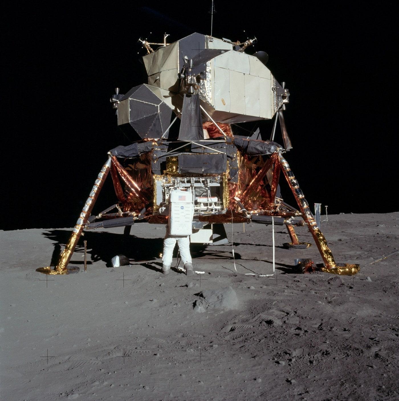 본문 이미지 - 달에 착륙한 아폴로 11호의 달착륙선 '이글호'. (출처: Neil Armstrong, NASA Apollo Archive, 사진(1969), Wikimedia Commons, Public Domain Dedication)