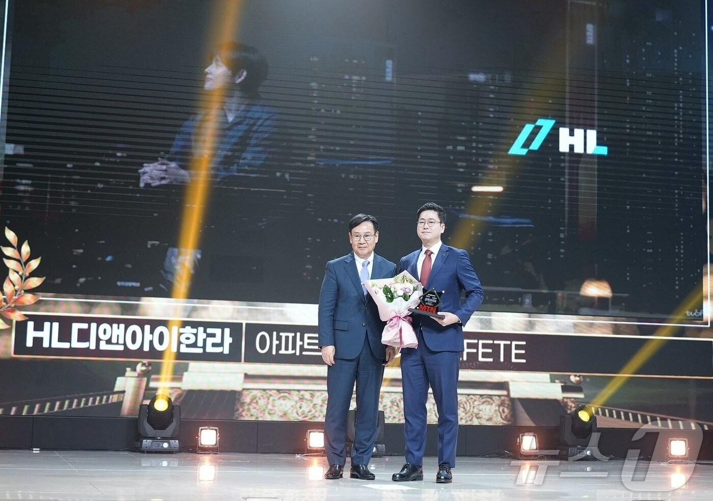 2024 방송광고 페스티벌 수상식에서 기념사진 찍는 HL디앤아이한라(HL D&I한라) 설재근 홍보팀장과 MTN 임종혁 상무. (HL D&I한라 제공)