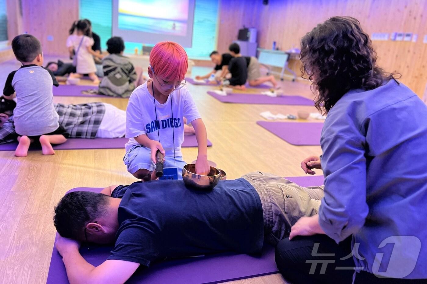 충북도교육청 학생수련원 제천분원 청풍마음쉼터는 18일과 19일 1박 2일 일정으로 12가족 70명을 대상으로 세대공감 가족 힐링캠프를 운영했다.(충북교육청 제공)/뉴스1