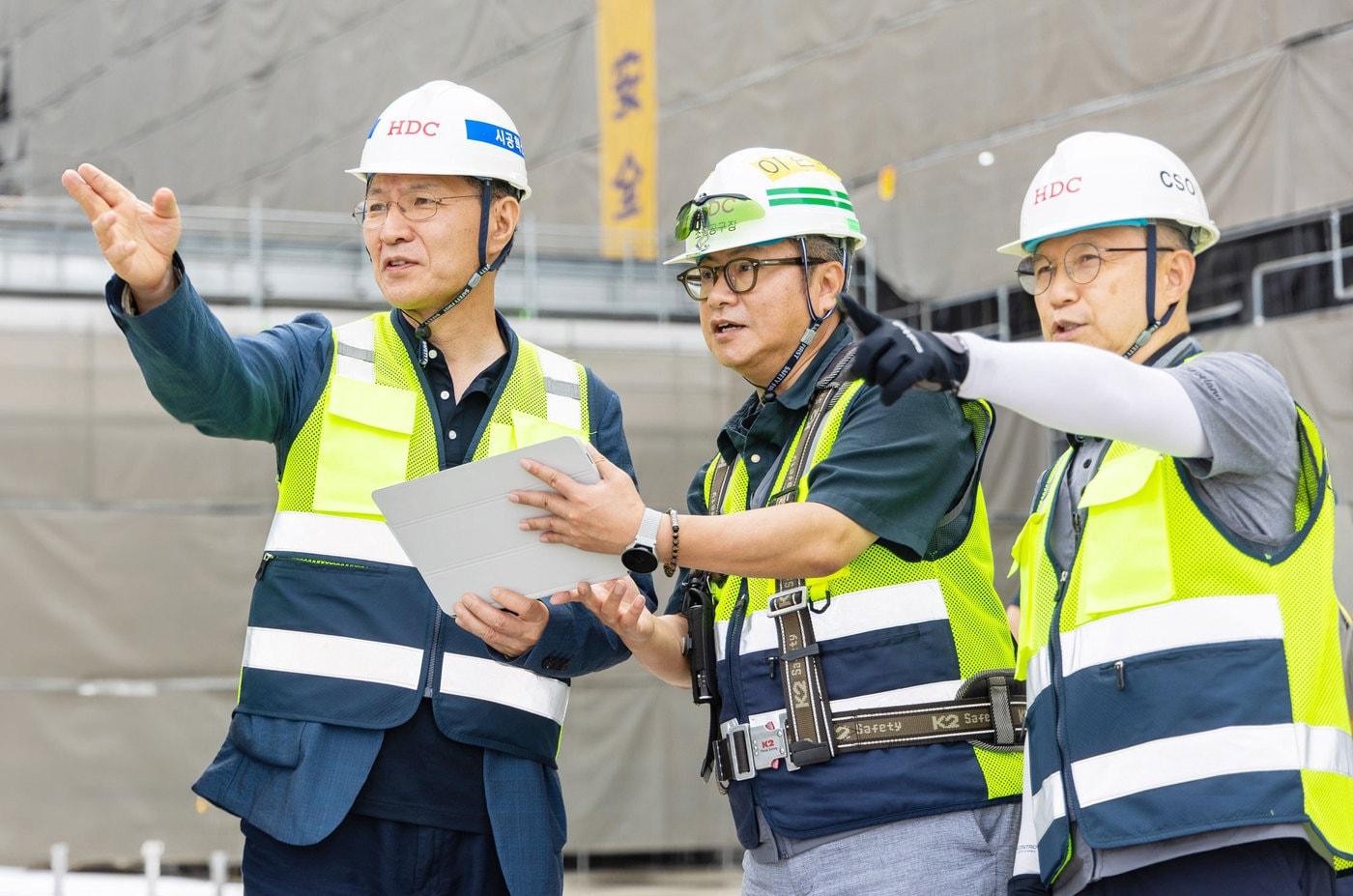 본문 이미지 - 조태제 HDC현대산업개발 대표이사(오른쪽)와 박홍근 시공혁신단장(왼쪽).