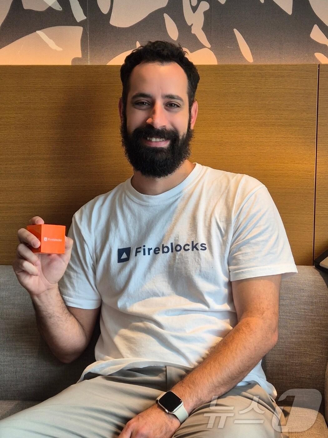 본문 이미지 - 오메르 암셀 웹3 리더가 12일 서울 용산구에서 열린 &lt;뉴스1&gt;과의 인터뷰에 참여한 모습.