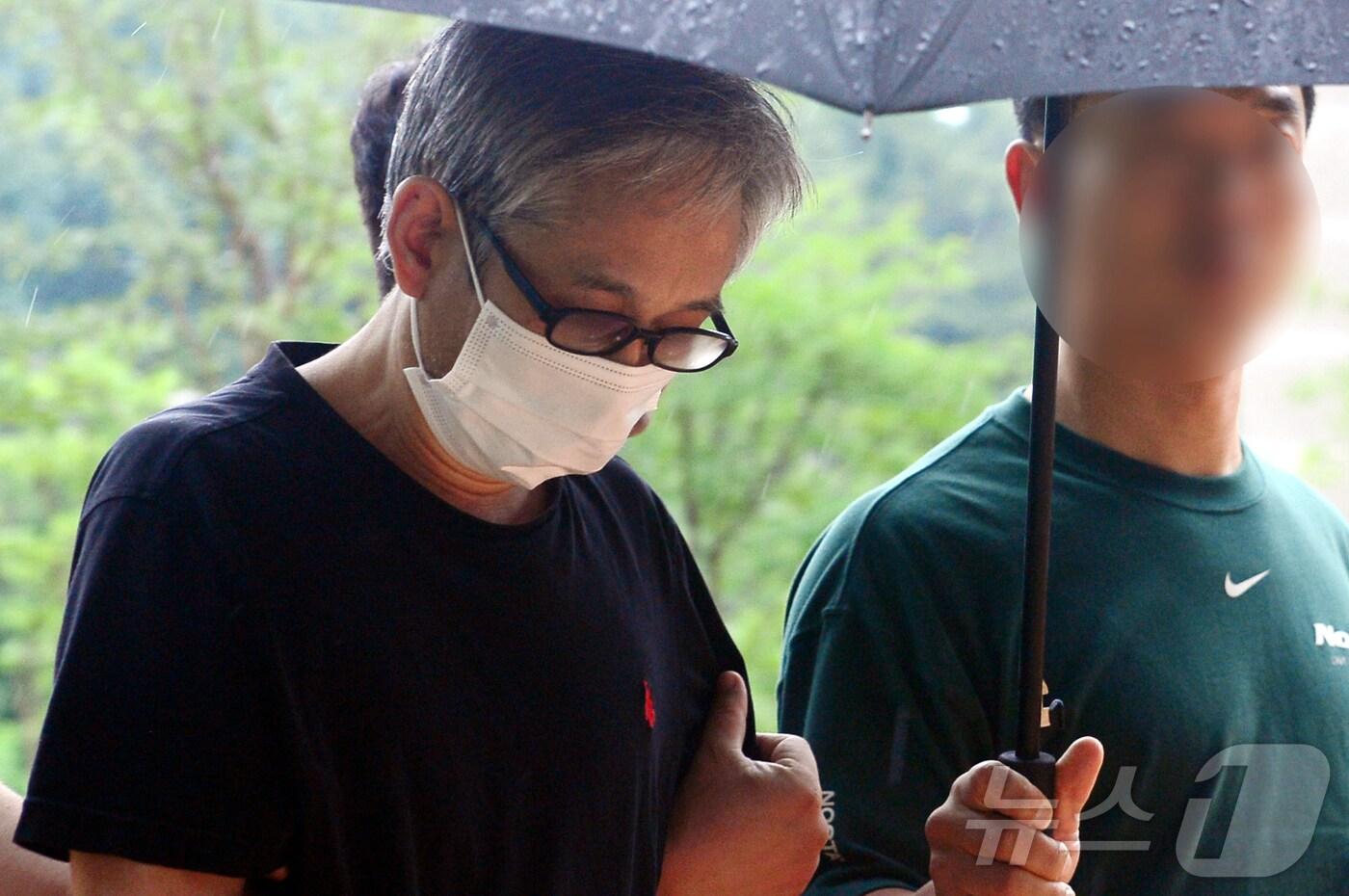 성범죄를 저지르고 18년간 도망 다닌 중요 지명수배 피의자 김 모씨가(54) 19일 오전 광주지법 목포지원에서 영장실질심사를 받기 위해 법원으로 이동하고 있다. 2024.7.19/뉴스1 ⓒ News1 이승현 기자