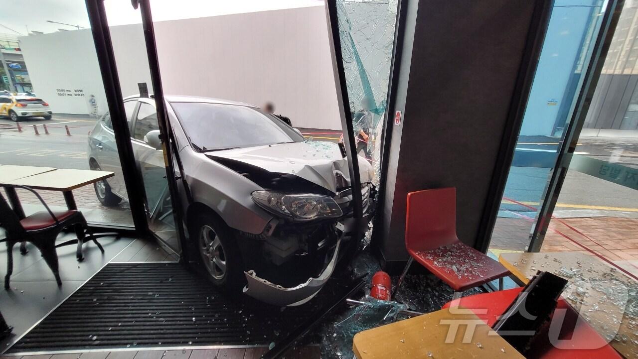 본문 이미지 - 19일 오전 부산 해운대에서  60대 여성 운전자가 몰던 승용차량이 인도를 넘어 1층 상가로 돌진해 차량과 상가 건물이 파손된 모습..(부산 해운대경찰서 제공)