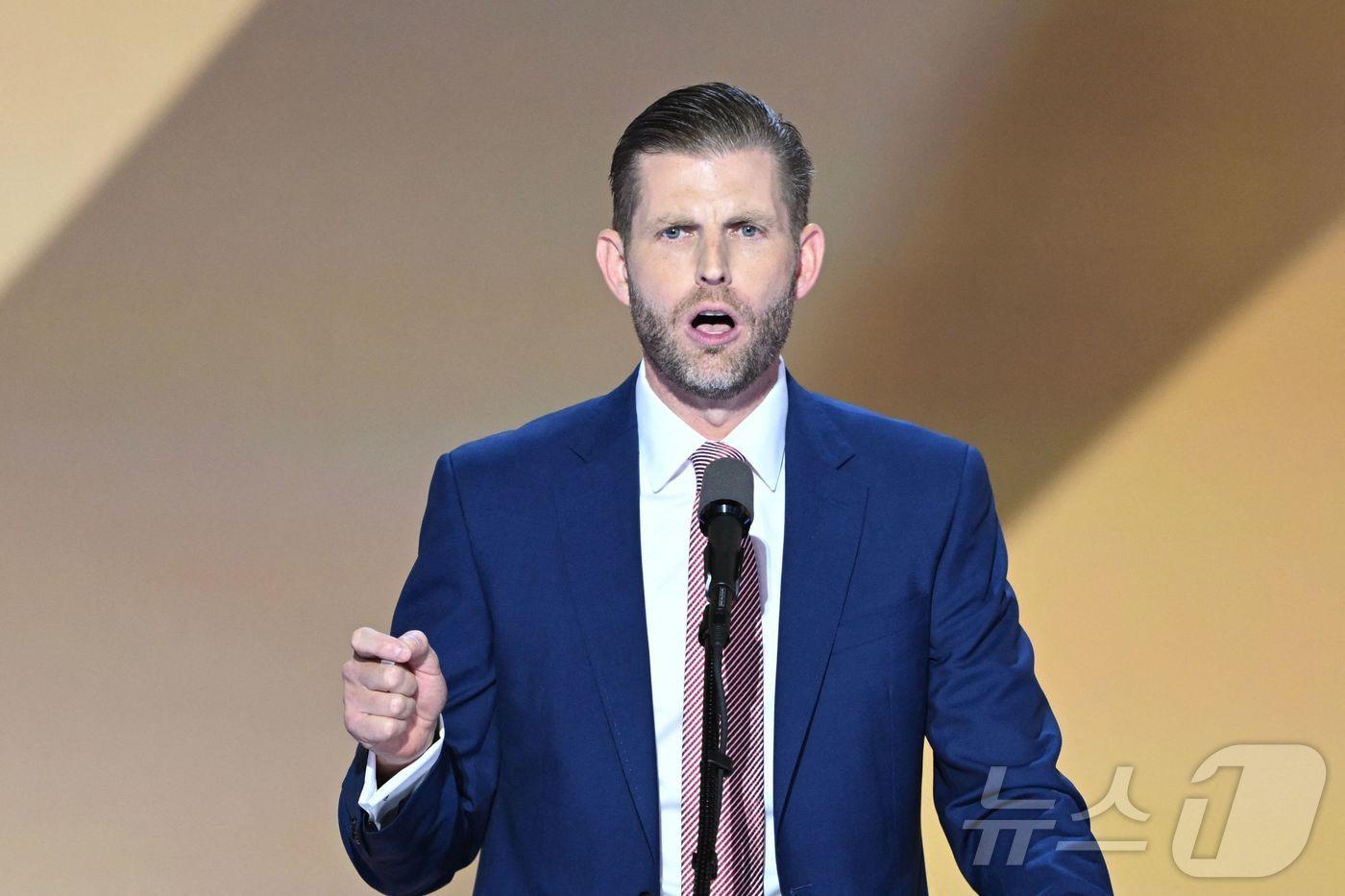 도널드 트럼프 전 미국 대통령의 차남인 에릭 트럼프가 18일(현지시간) 미국 위스콘신주 밀워키에서 열린 공화당 전당대회 4일차에 참석해 연설하고 있다. 2024.07.18. ⓒ AFP=뉴스1 