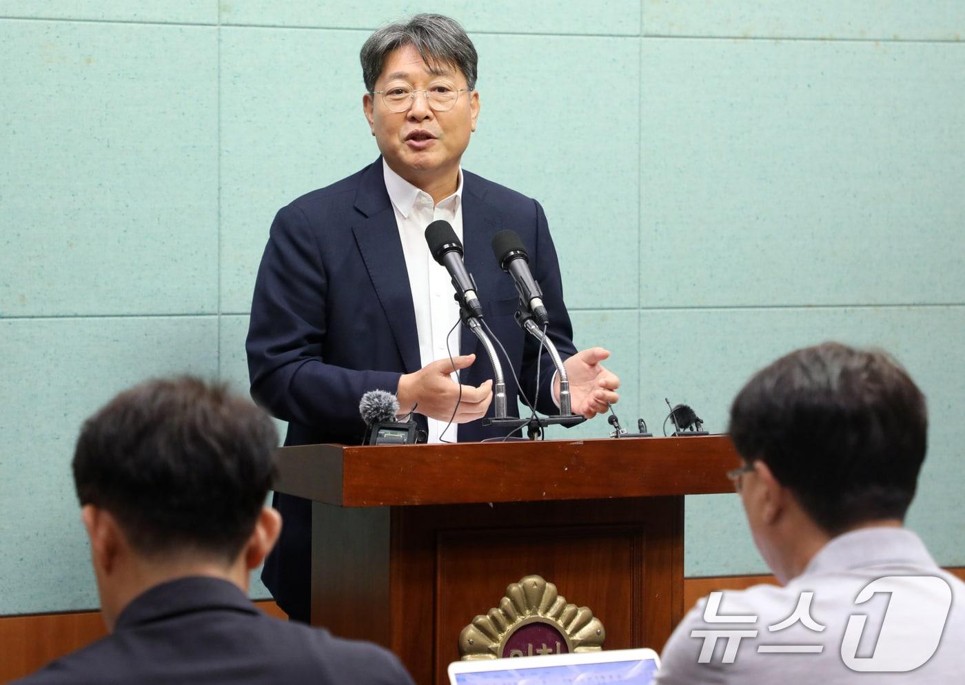 본문 이미지 - 이춘석 더불어민주당 국회의원이 19일 전북자치도 전주시 전북특별자치도의회에서 정부의 전북 홀대 관련 기자회견을 열고 질의에 답변을 하고 있다. 2024.7.19/뉴스1 ⓒ News1 유경석 기자