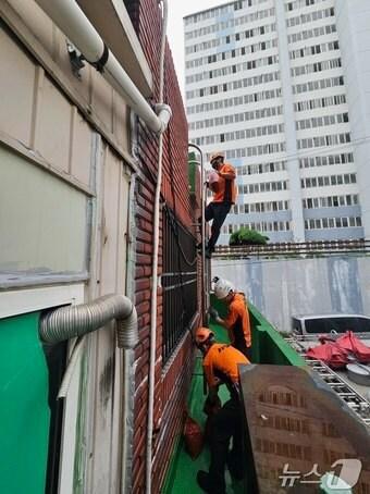 본문 이미지 - 19일 오전 7시4분쯤 광주 남구 방림동의 한 상가 옥상에서 비가 샌다는 신고가 접수돼 소방당국이 안전조치하고 있다.(광주 남부소방 제공)2024.7.19/뉴스1