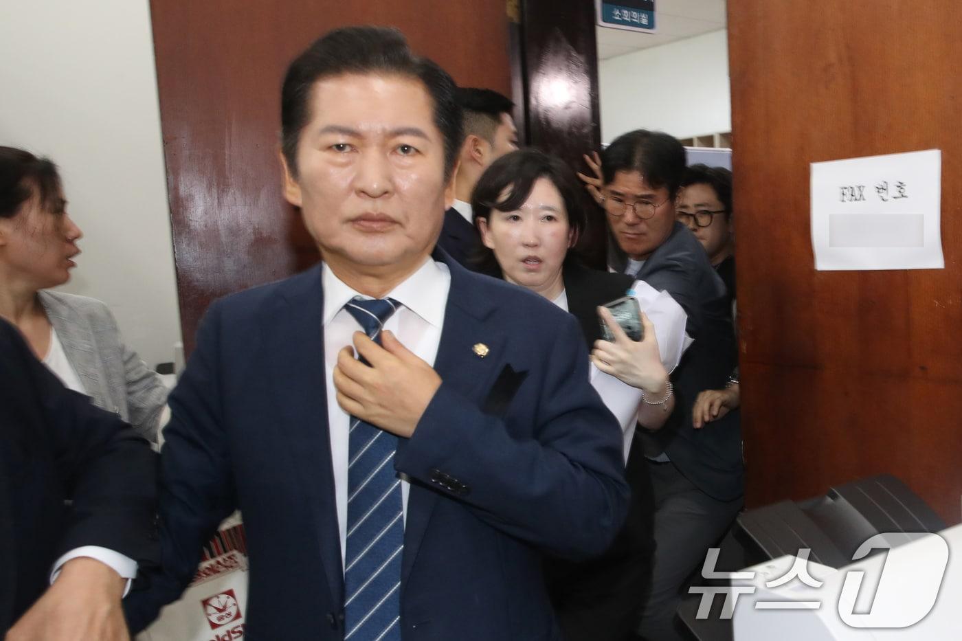 본문 이미지 - 정청래 국회 법사위원회 위원장이 19일 오전 서울 여의도 국회 법제사법위원회에서 국민의힘 의원들의 항의를 받으며 '윤석열 대통령 탄핵소추안 즉각 발의 요청에 관한 청원 관련 1차 청문회' 회의장으로 들어가고 있다. 2024.7.19/뉴스1 ⓒ News1 이광호 기자