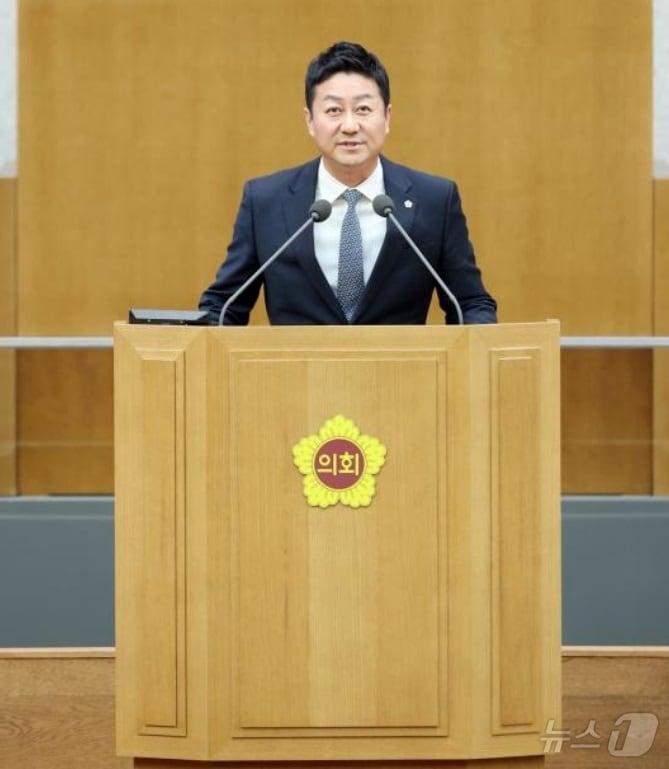본문 이미지 - 제11대 경기도의회 후반기 2년을 이끌어 나갈 의장으로 더불어민주당 4선 김진경 의원(시흥3)이 선출됐다.(경기도의회 제공)/