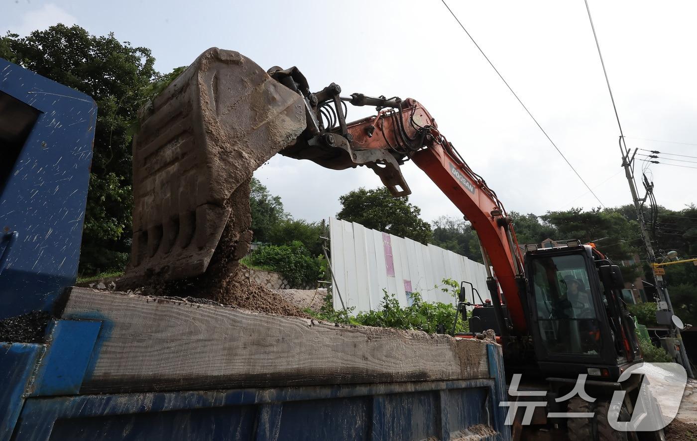 본문 이미지 - 수도권 등 중부지방에 내린 집중호우로 토사가 흘러내린 19일 경기 양주시 고장산 일대에서 복구 작업이 진행되고 있다. 2024.7.19/뉴스1 ⓒ News1 김성진 기자