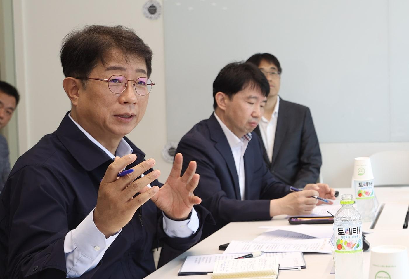 본문 이미지 - 박상우 국토교통부장관이 오토발렛 기계식주차장을 방문해 발언하고 있다.(국토교통부 제공)