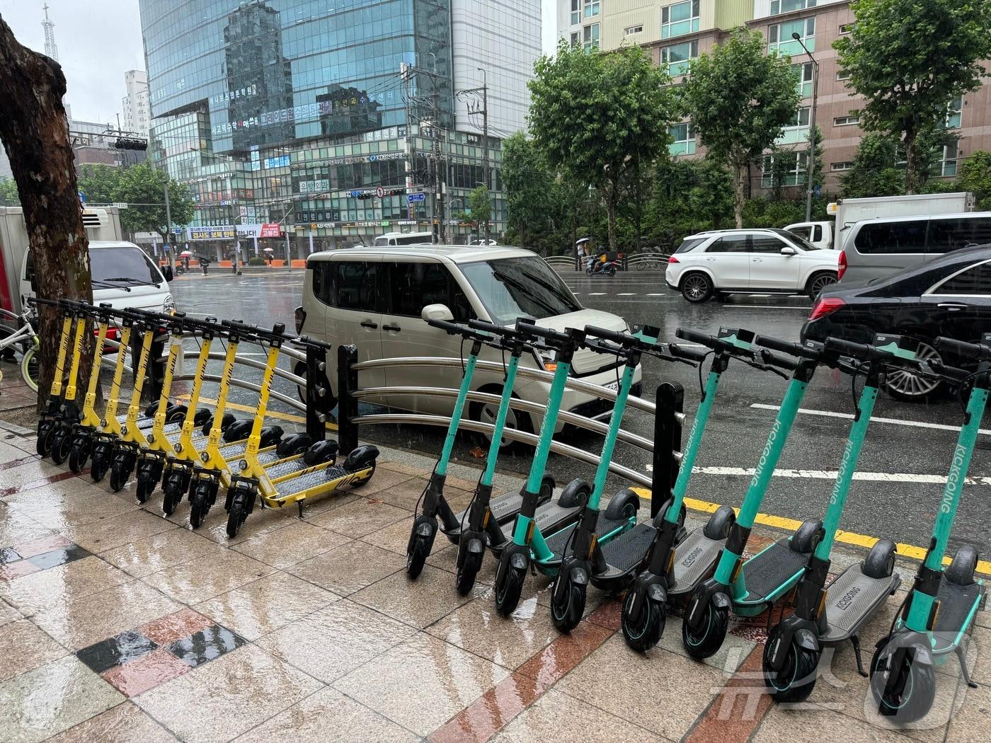 본문 이미지 - 서울 강남구 대치동 학원가에 전동 킥보드들이 줄 지어 있다. 2024.7.18/뉴스1 ⓒ News1 윤주현 기자