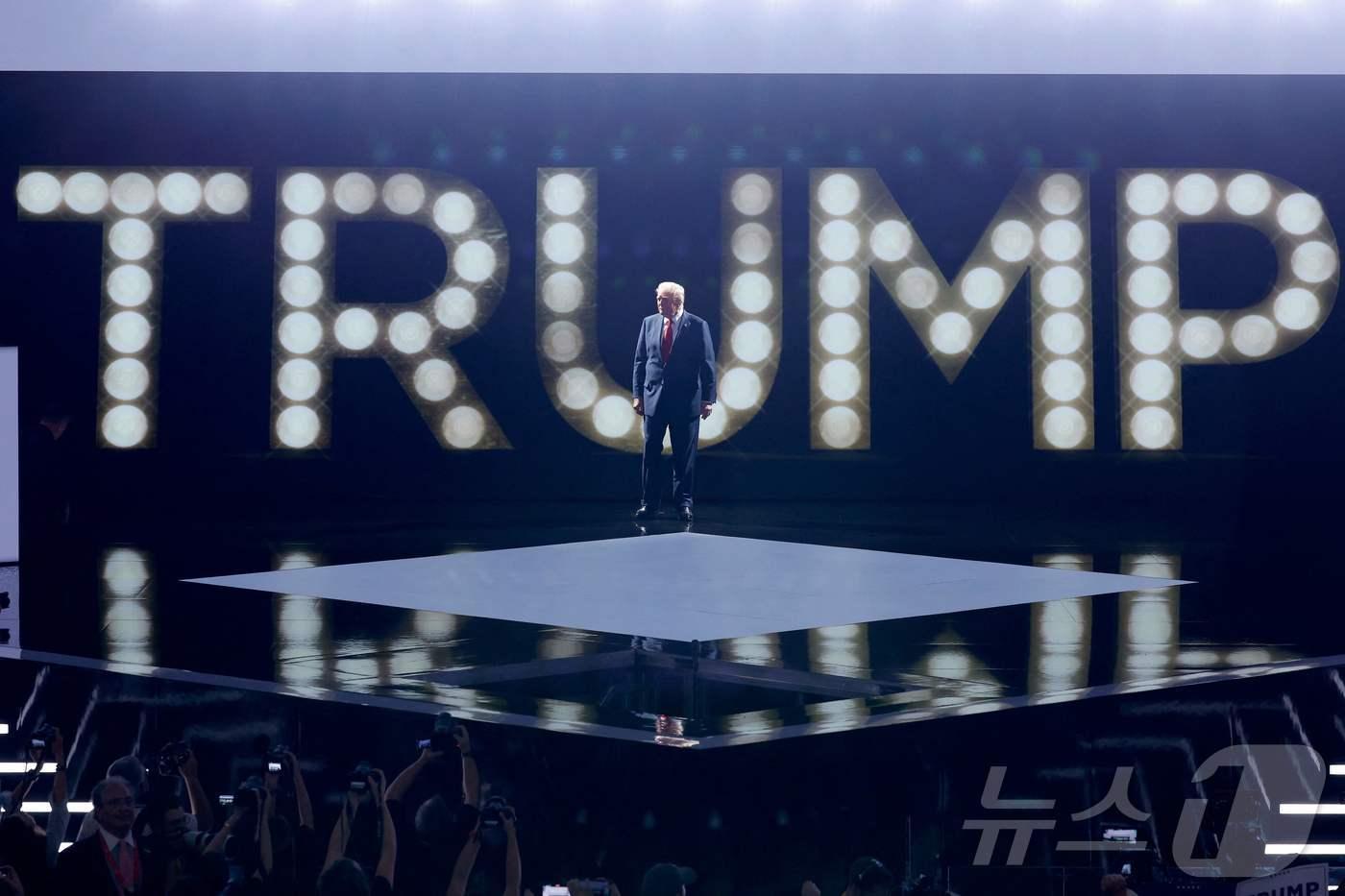 도널드 트럼프 전 미국 대통령이 18일&#40;현지시간&#41; 미국 위스콘신주 밀워키에서 열린 공화당 전당대회 마지막 날에 참석해 공화당 대선 후보직 수락 연설을 하기 위해 무대에 오르고 있다. 2024.07.18. ⓒ AFP=뉴스1 