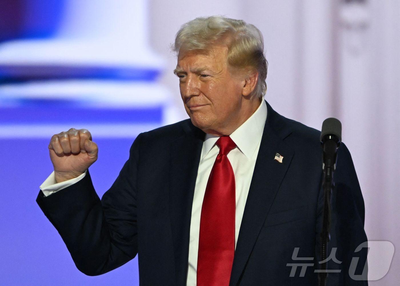 본문 이미지 - 도널드 트럼프 전 미국 대통령이 18일(현지시간) 위스콘신주 밀워키에서 열린 공화당 전당대회 마지막 날 대선 후보 수락 연설을 하고 있다. 2024.07.19 ⓒ AFP=뉴스1 ⓒ News1 우동명 기자