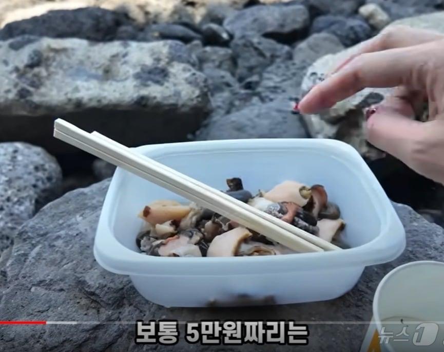 본문 이미지 - 제주 용두암 인근 해안가에 있는 노점 상인들이 판매한 해산물.(유튜브 ‘부산여자하쿠짱’ 갈무리)2024.7.19/뉴스1 