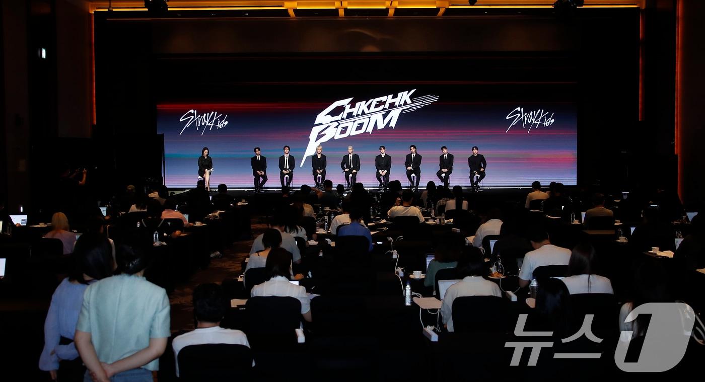 스트레이 키즈(Stray Kids) 리노(왼쪽부터)와 한, 아이엔, 필릭스, 방찬, 현진, 승민, 창빈이 19일 서울 영등포구 콘래드 호텔에서 열린 새 미니 앨범 'ATE'(에이트) 발매 기념 기자간담회에서 취재진 질문을 듣고 있다. 2024.7.19/뉴스1 ⓒ News1 권현진 기자