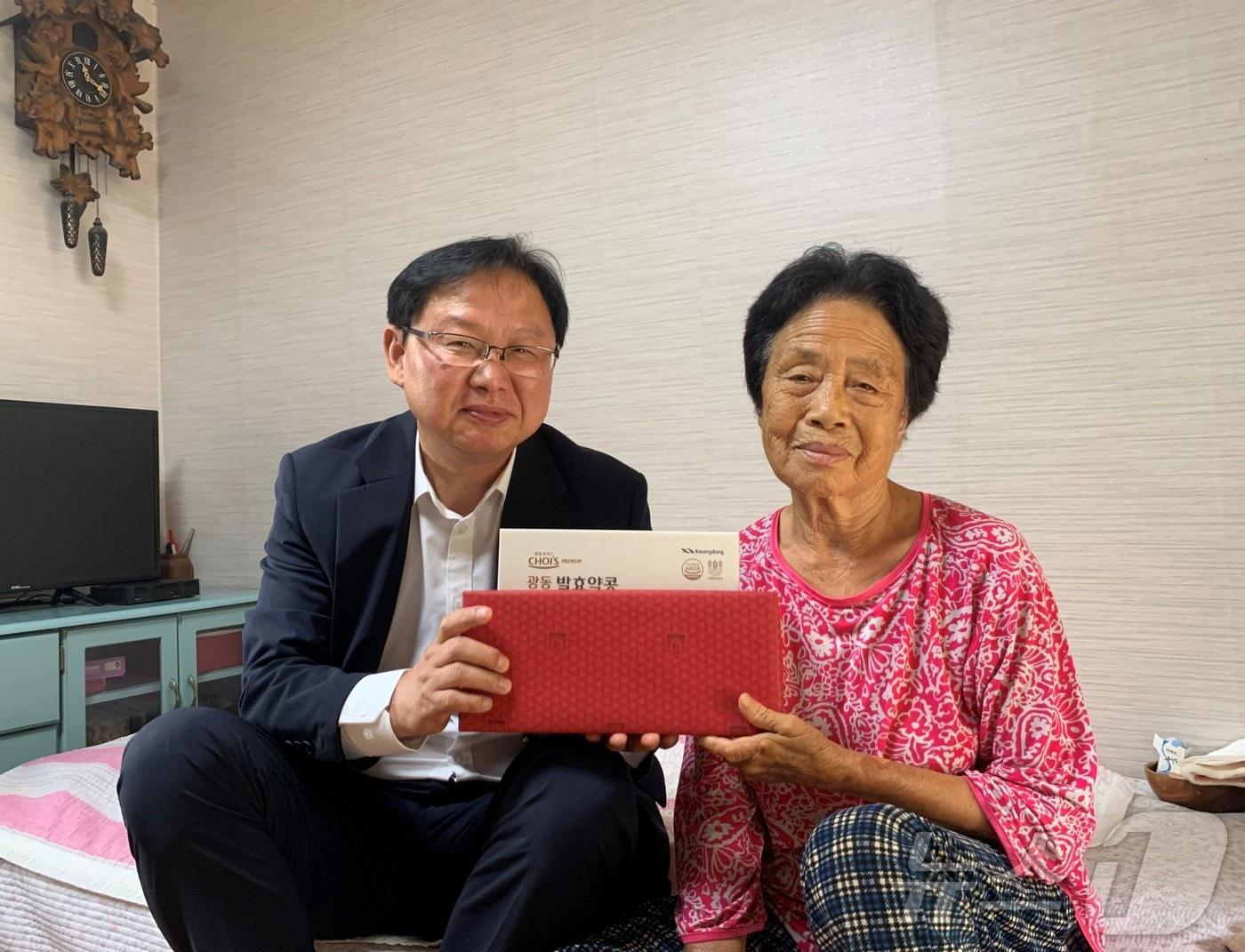 본문 이미지 -  19일 강만희 대전지방보훈청장(왼쪽)이 충남 부여에 거주하는 한 보훈가족을 찾아 위문품을 전달하고 기념사진을 찍고 있다. (대전지방보훈청 제공)/뉴스1 