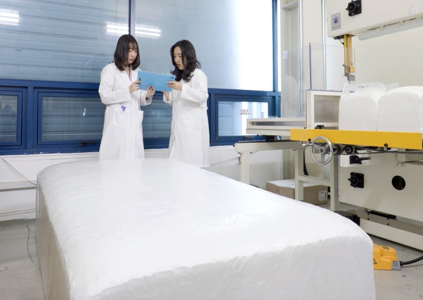 GS칼텍스 기술연구소 연구원들이 CCU 기술을 바탕으로 생산한 폴리우레탄 매트리스 시제품을 살펴보고 있다.(GS칼텍스 제공) 