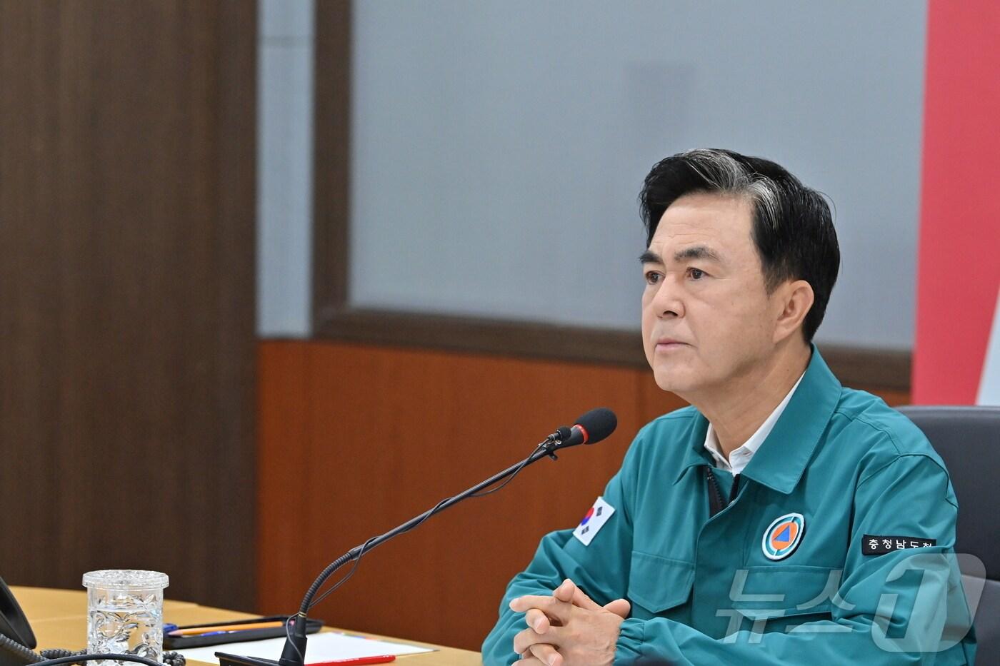 본문 이미지 - 김태흠 지사가 19일 도청 재난안전상황실에서 집중호우에 따른 상황대책회의를 주재하고 있다.(충남도 제공) /뉴스1