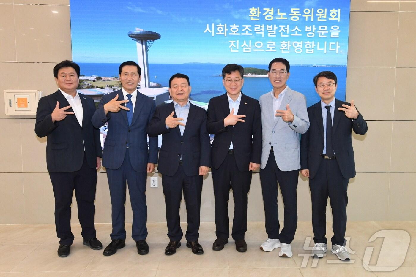 본문 이미지 - 임병택(왼쪽부터) 시흥시장, 이학영 국회부의장, 윤석대 한국수자원공사 사장, 안호영 환경노동위원회 위원장, 김주영 환경노동위원회 간사, 박홍배 환경노동위원회 위원 등 시화호를 방문했다.(시흥시 제공)