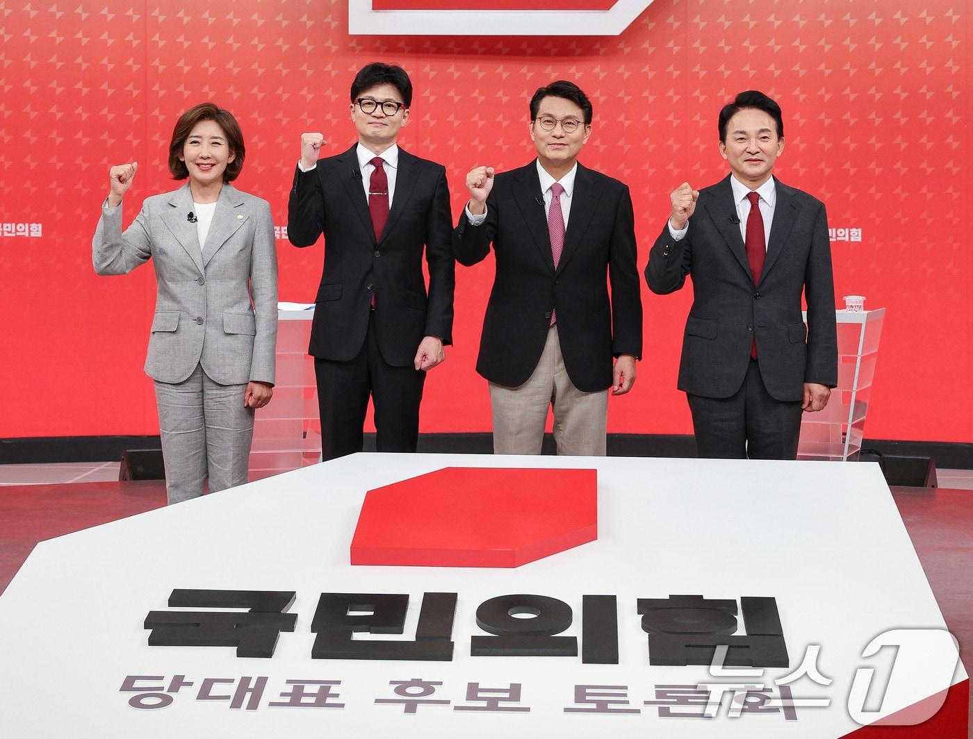 본문 이미지 - 나경원&#40;왼쪽부터&#41;, 한동훈, 윤상현, 원희룡 국민의힘 대표 후보가 19일 서울 양천구 SBS 스튜디오에서 국민의힘 제6차 전당대회 당대표 후보 방송토론회에 앞서 기념촬영을 하고 있다. 2024.7.19/뉴스1 ⓒ News1 국회사진취재단