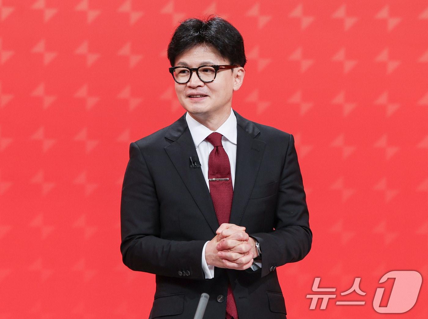 본문 이미지 - 한동훈 국민의힘 대표 후보가 19일 서울 양천구 SBS 스튜디오에서 국민의힘 제6차 전당대회 대표 후보 방송토론회에서 방송 준비를 하고 있다. 2024.7.19/뉴스1 ⓒ News1 국회사진취재단