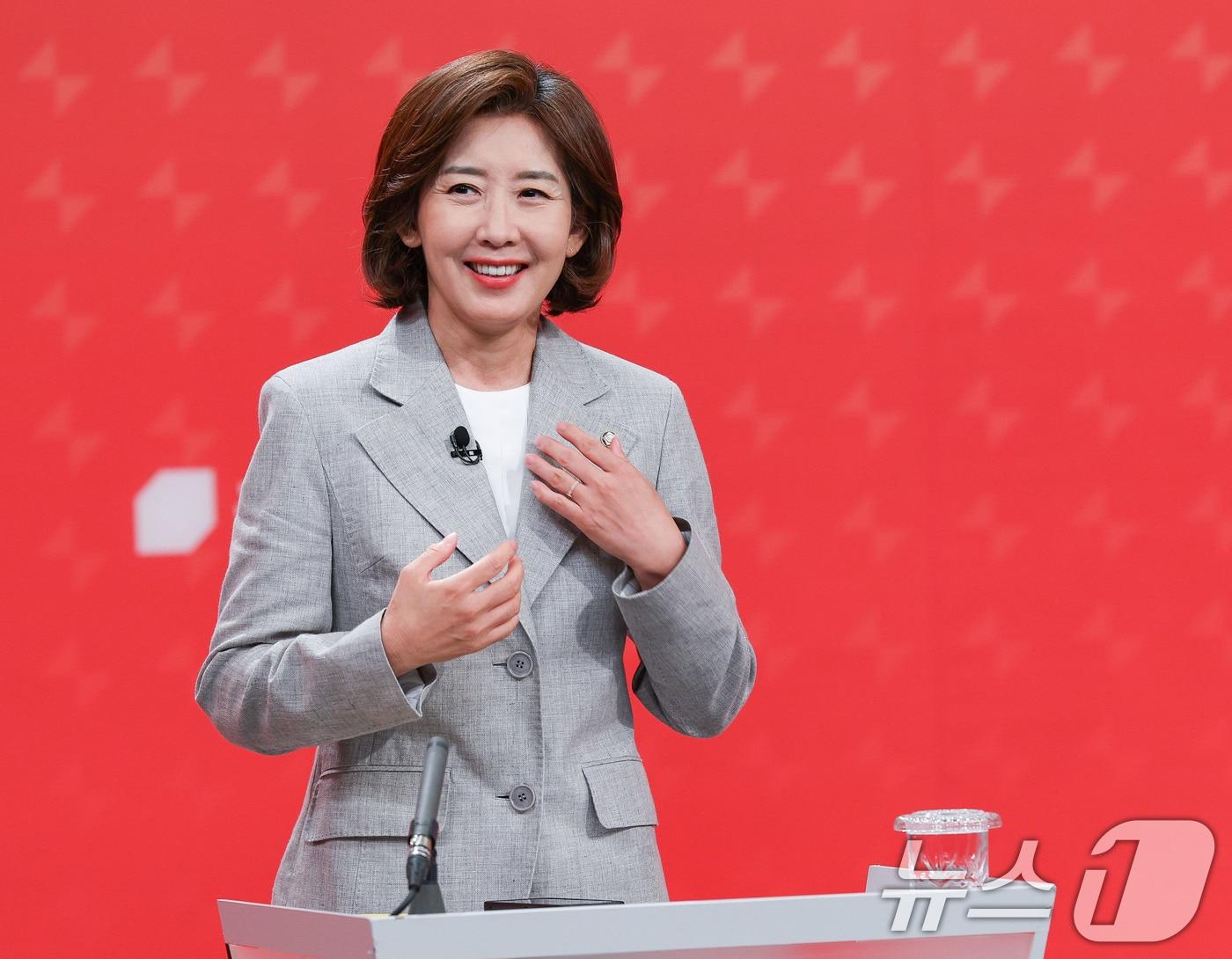 본문 이미지 - 나경원 국민의힘 대표 후보가 19일 서울 양천구 SBS 스튜디오에서 국민의힘 제6차 전당대회 대표 후보 방송토론회에서 방송 준비를 하고 있다. 2024.7.19/뉴스1 ⓒ News1 국회사진취재단